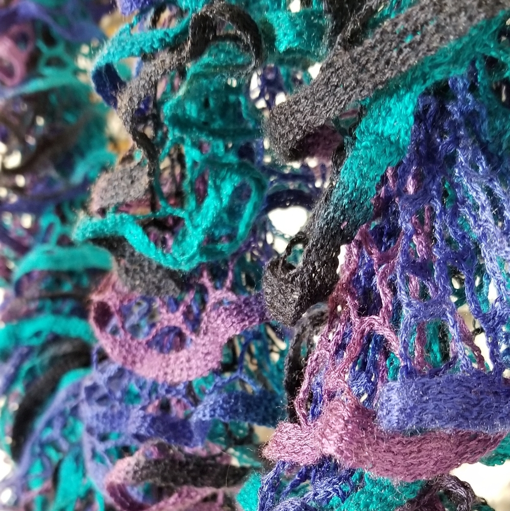 Handmade Ruffle Scarf, New - Picture 3 of 4